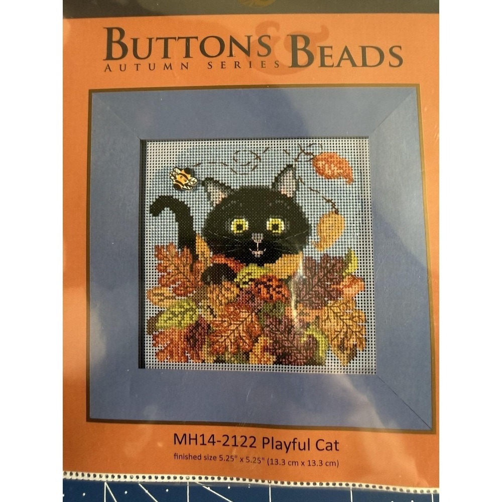 Mill Hill Buttons & Beads Autumn Series Kit‎ Playful Cat w Ceramic Bee Button